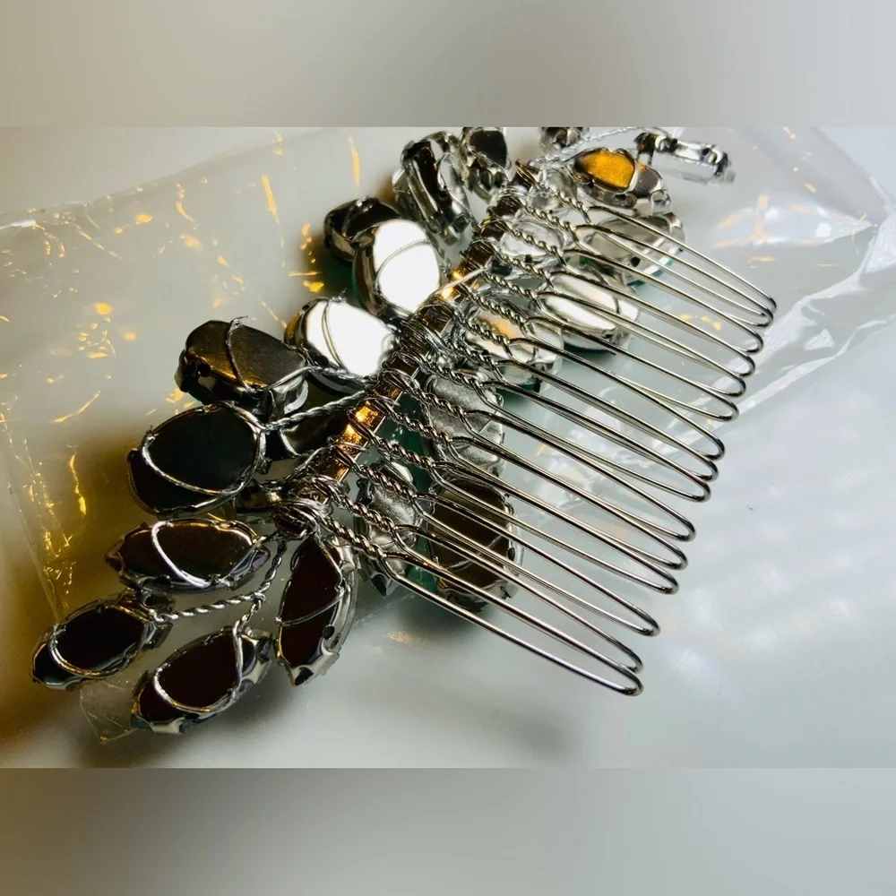 Elegant Hair Comb Features Stunning Emerald-green